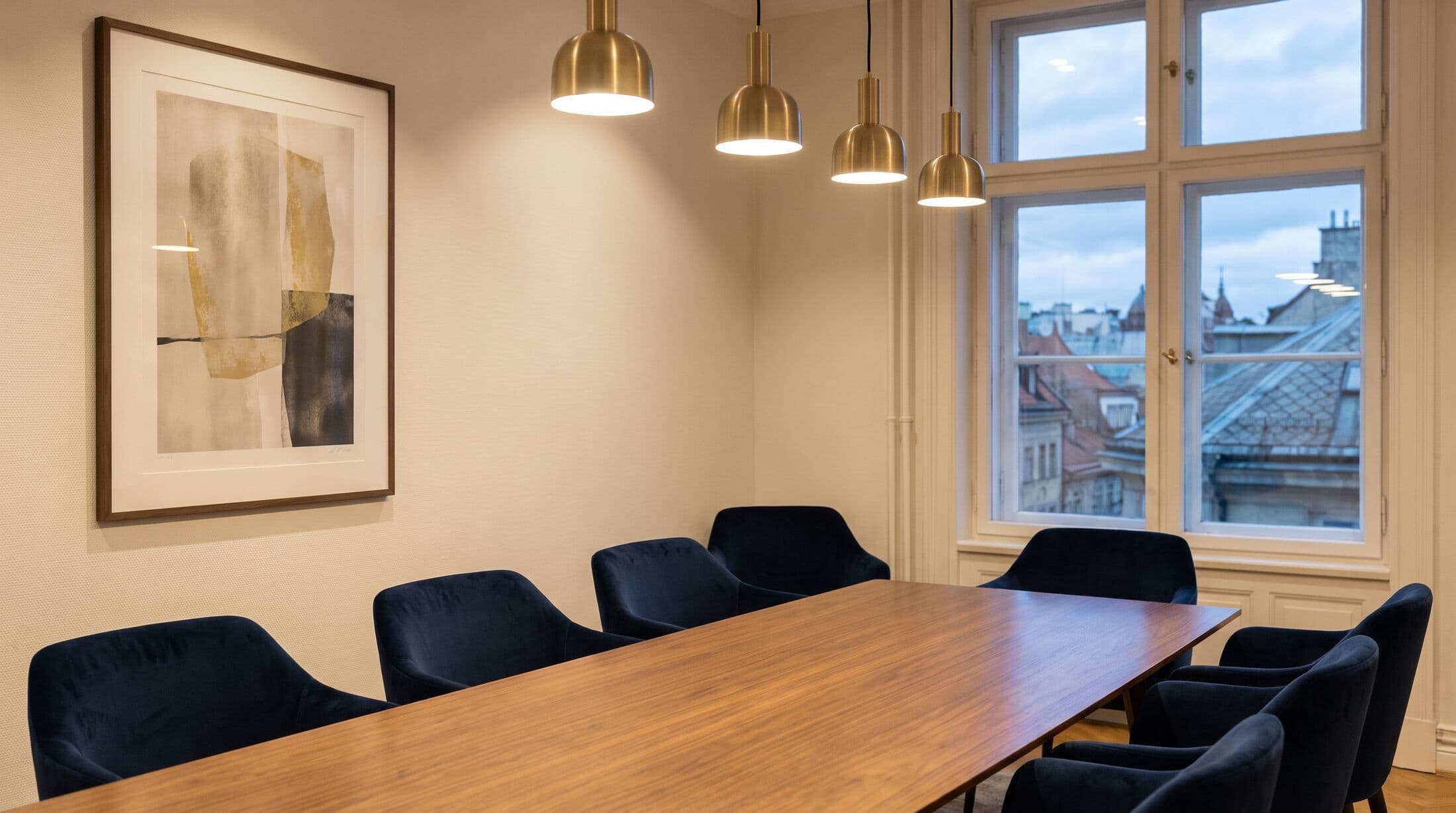La sala riunioni dello studio al crepuscolo